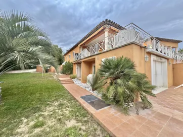 Magnificent individual house of about 300 m2 habitable situated in Grimaud