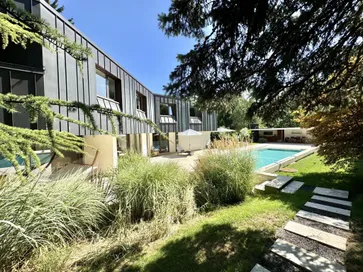 Sublime contemporary house in a quiet, private location.